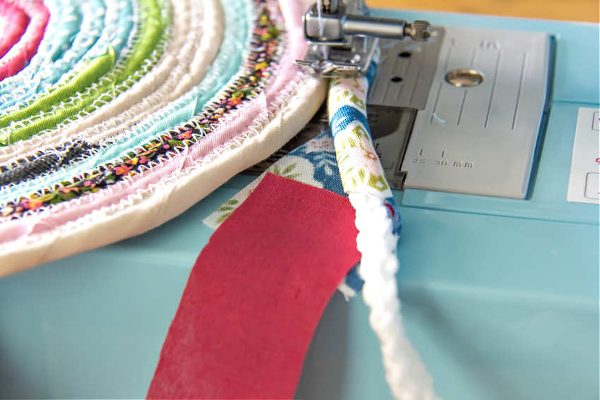 changing fabric patterns while making a rag rug