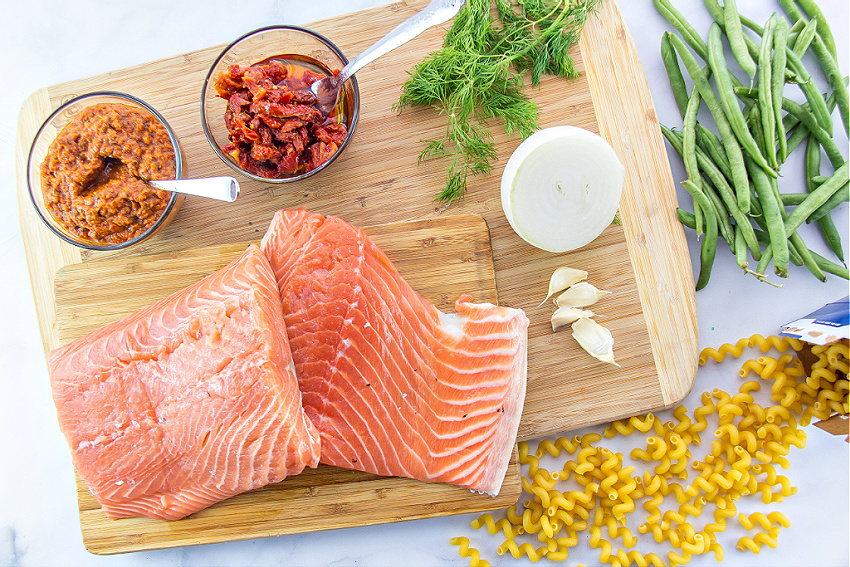 ingredients to make salmon and sundried tomato pasta