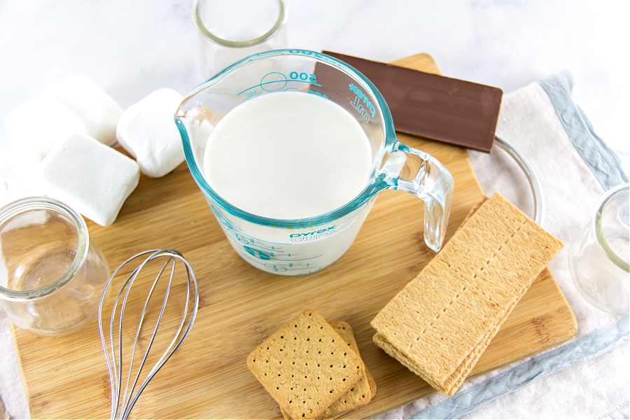 ingredients to make a smores dessert