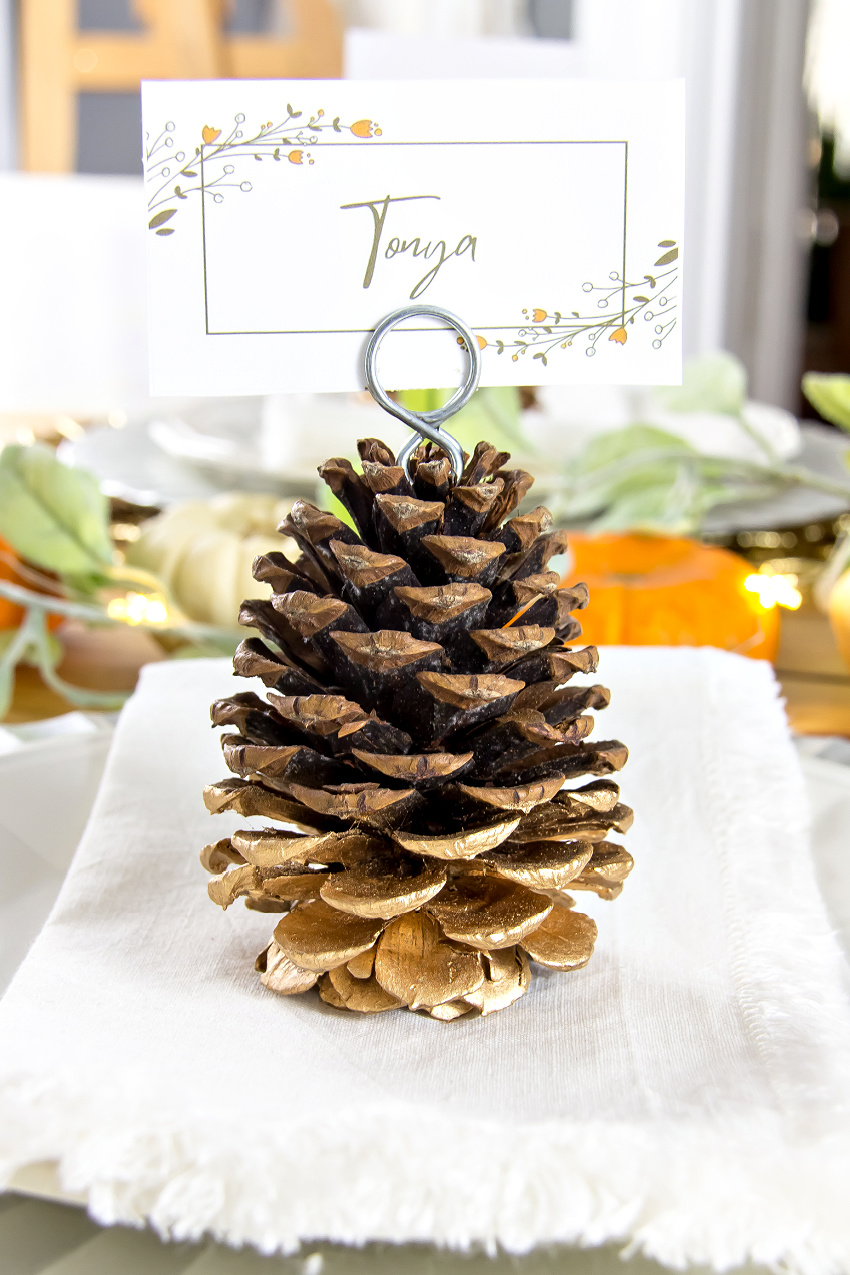 pine cone place card holder for Thanksgiving