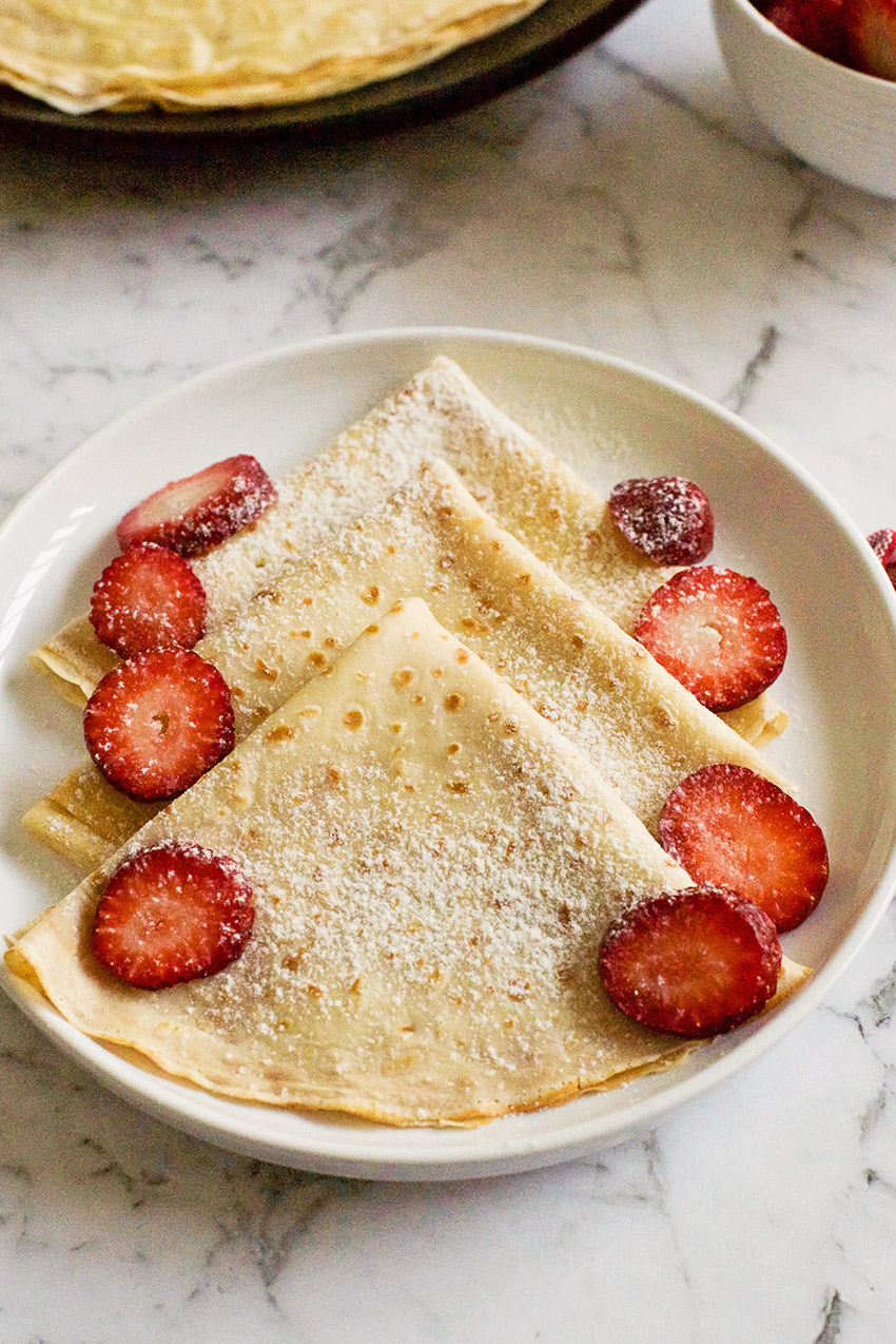simple crepe recipe with fresh strawberries and powdered sugar