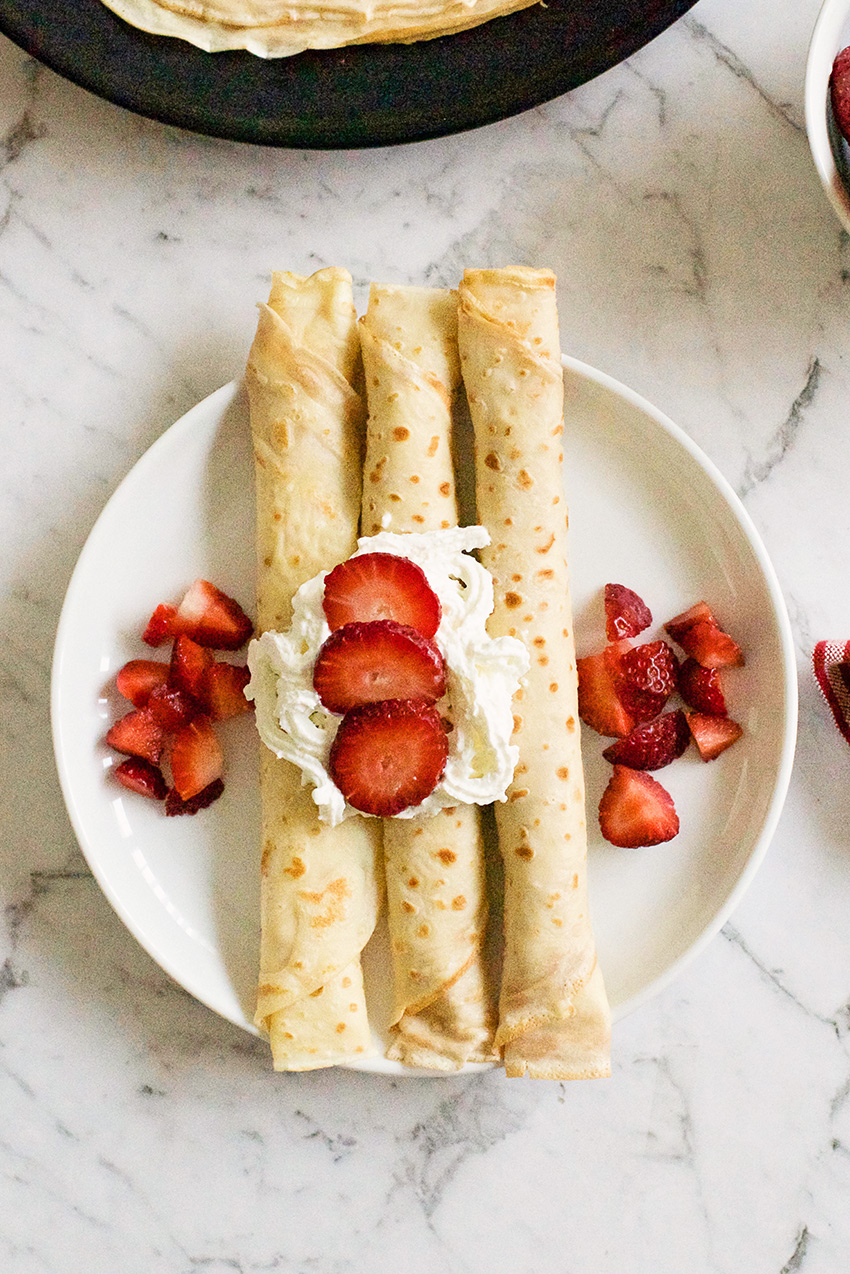 simple crepes recipe with fresh strawberries and powdered sugar